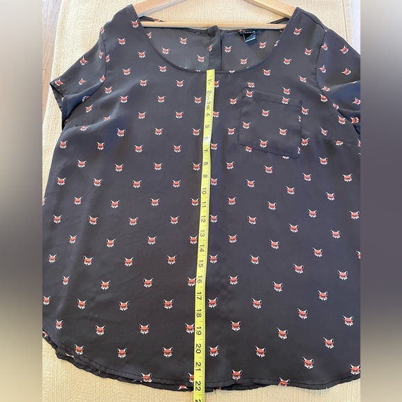 Women’s shortsleeved, “Torrid,” “foxy” black blouse - Picture 4 of 8